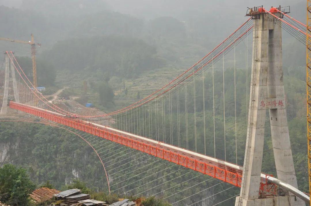 管道是如何跨越大江大河的？